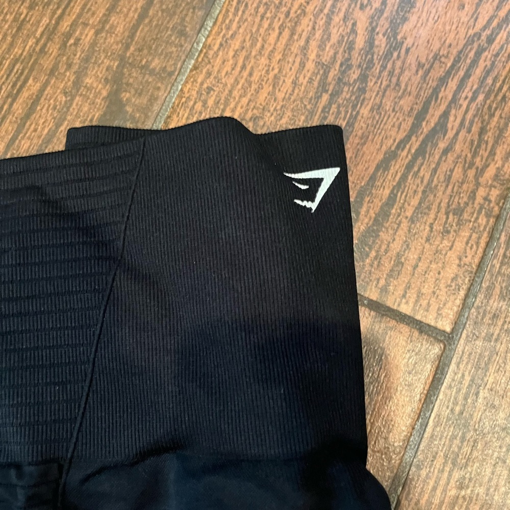 Gym shark leggings
